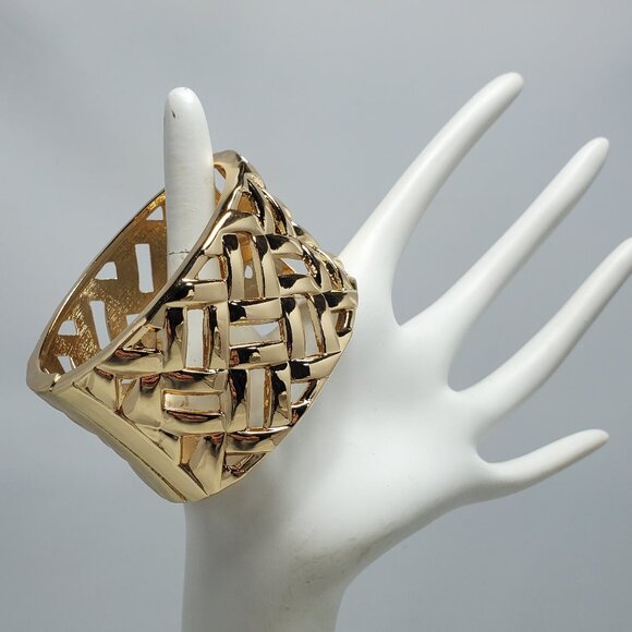 Bijou gold woven ribbon design hinge closure metal bracelet - Picture 1 of 5